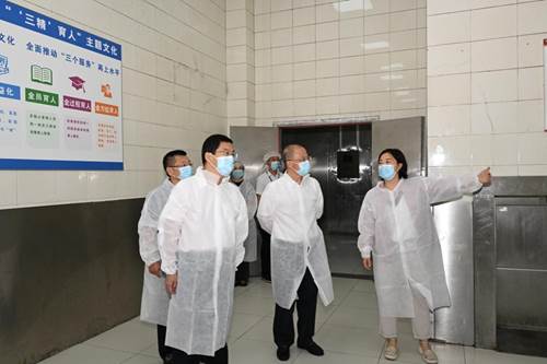 图片包含 室内, 人, 男人, 站 AI 生成的内容可能不正确。