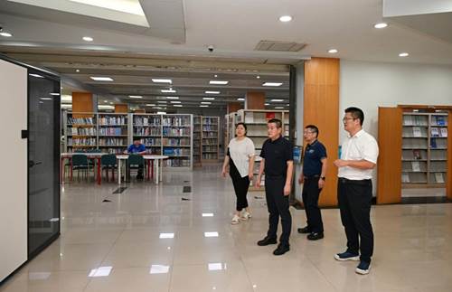 人们站在房间里 AI 生成的内容可能不正确。